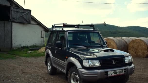Saman Yığınları Kırsal Arka Planı Olan Bir Cipin Soldan Sağa — Stok video