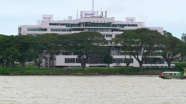 Fluss Shuttle Vor Bollor Gruppe Gebäude Der Lagune Von Abidjan — Stockvideo