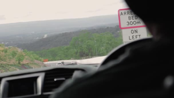 Uomo Sta Guidando Sua Auto Rallentatore Mentre Telecamera Concentra Lui — Video Stock