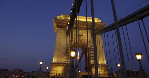 Kolumna Słynnego Historycznego Szechenyi Chain Bridge Ciepłym Żółtym Świetle — Wideo stockowe
