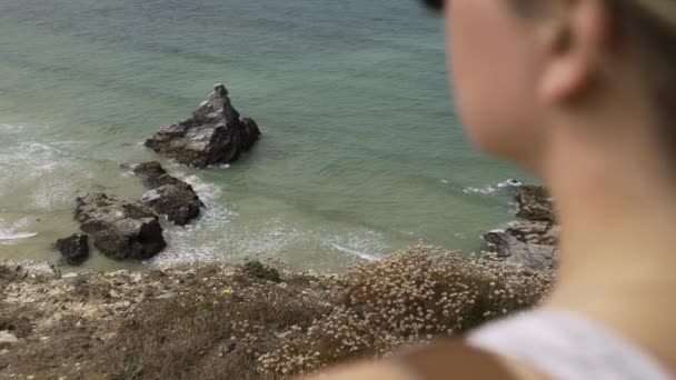 Scatto Rallentatore Una Donna Che Guarda Giù Dal Bordo Delle — Video Stock