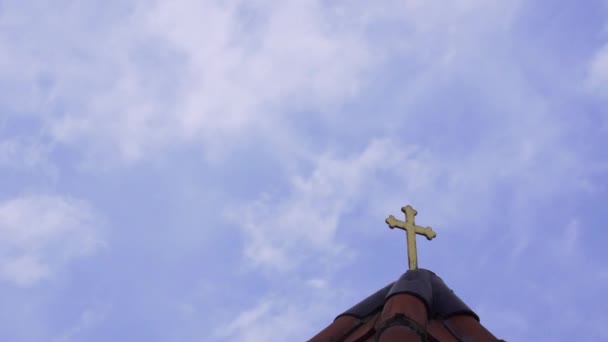 Kościół Katolicki Złoty Krzyż Szybkimi Chmurami Błękitnym Niebem Timelapse — Wideo stockowe