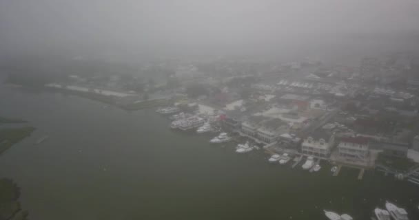 ニュージャージー州で5月岬の霧のマリーナの空中ビュー スピードボート ヨット 帆船は この視界の悪い場所で係留されています — ストック動画
