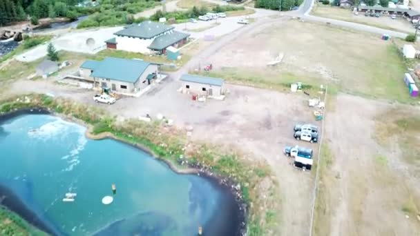 Luftaufnahme Tiefflug Über Der Kleinstadt Nederland Rande Eines Sees Der — Stockvideo