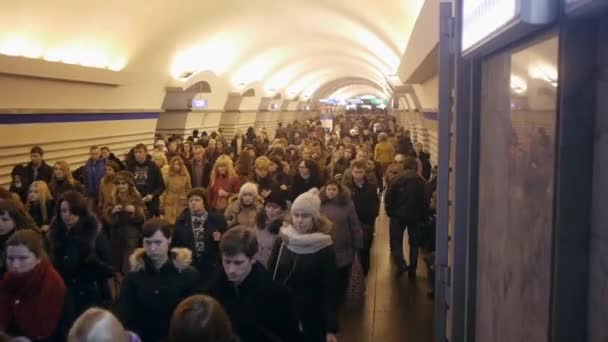 Drukte Stapt Uit Metro Metro Trein Auto — Stockvideo