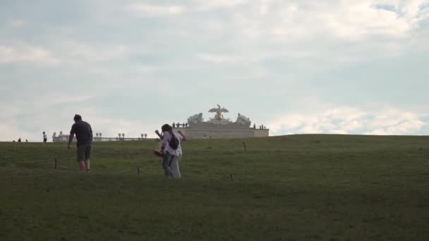 Gente Che Cammina Sulle Colline Fino Gloriette Castello Schnbrunn Vienna — Video Stock