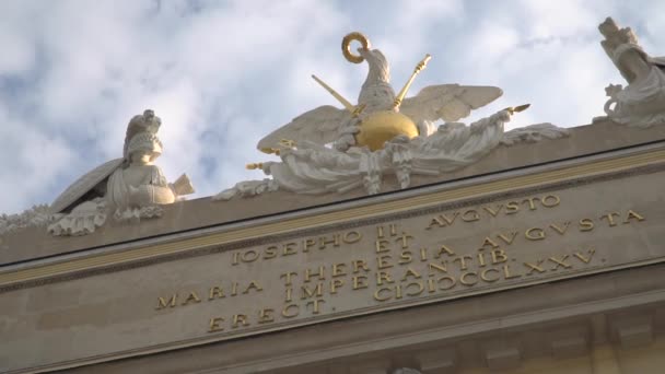 Rotierende Zeitlupenaufnahme Der Statue Über Der Gloriette Schnbrunn Wien — Stockvideo