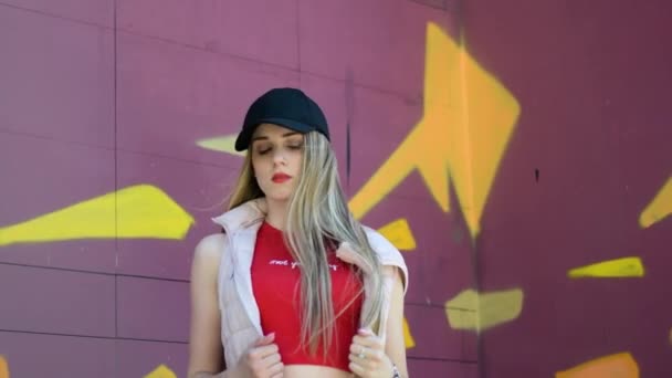 Hermosa Joven Rubia Posa Para Cámara Ropa Moda — Vídeos de Stock