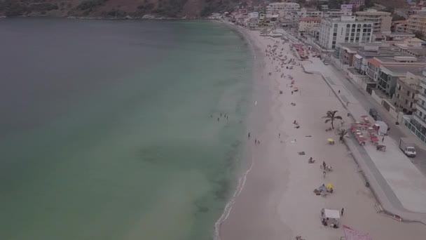リオデジャネイロ州の美しいビーチで ドローンで作られた空中映画のイメージ 青い空と水辺の人々と — ストック動画