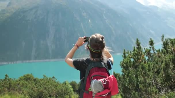 Dziewczyna Robi Zdjęcia Górskiej Panoramy Strzał Fps Dzięki Czemu Można — Wideo stockowe