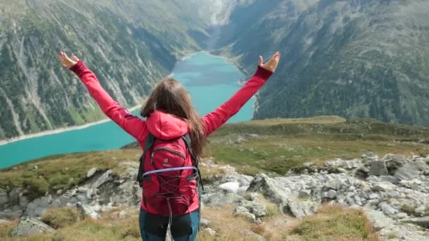 Flicka Med Fantastisk Panoramautsikt Över Austriska Alperna Skjuten 60Fps Slow — Stockvideo