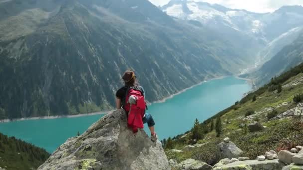 등산가 소녀는 오스트리아의 탈알프스에서 파노라마같은 광경을 즐긴다 60Fps 필요하면 포스트에서 — 비디오