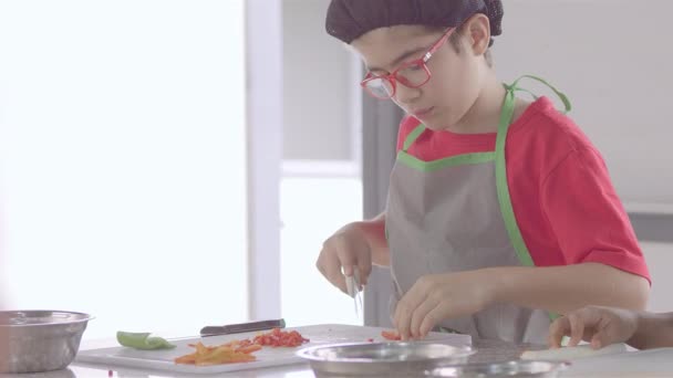 Chef Παιδί Μαγείρεμα Κοπή Και Ψήσιμο Minichef — Αρχείο Βίντεο