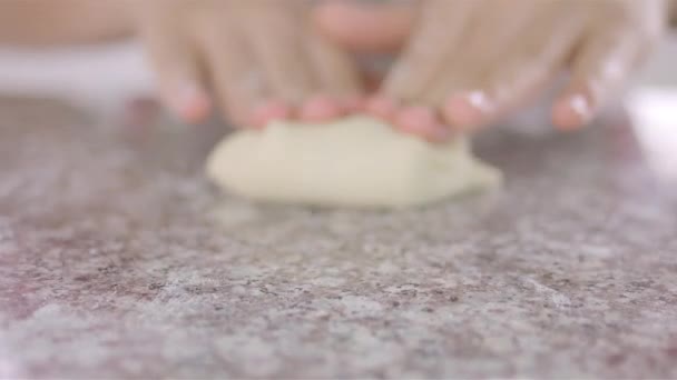 Koch Kind Kochen Schneiden Und Backen Minichef — Stockvideo