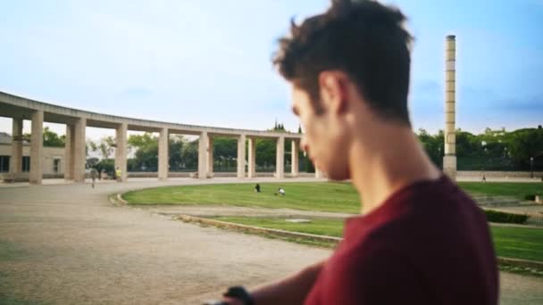 Homem Alto Atraente Sportswear Preparar Para Correr Enquanto Usa Seu — Vídeo de Stock