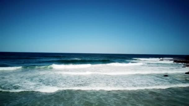 Голубое Небо Синие Волны Врывающиеся Пляж — стоковое видео