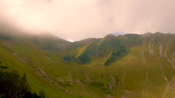 Cuando Las Nubes Cruzan Montañas Tiempo Vueltas — Vídeos de Stock