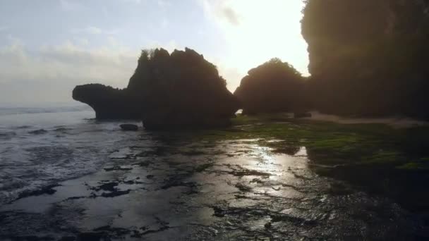 Imágenes Increíbles Una Costa Rocosa Cubierta Algas Océano Azul Amanecer — Vídeos de Stock