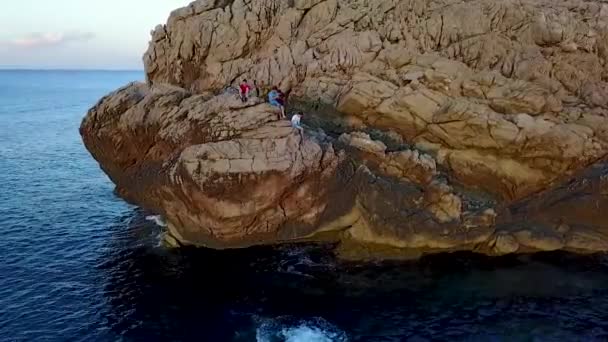 Luftaufnahme Eines Kindes Das Von Einem Felsen Ins Wasser Springt — Stockvideo