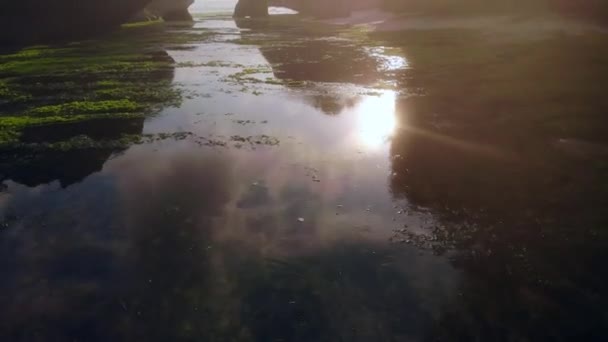 Magický Záběr Vycházející Slunce Odrážející Klidném Oceánu Krásný Skalnatý Břeh — Stock video