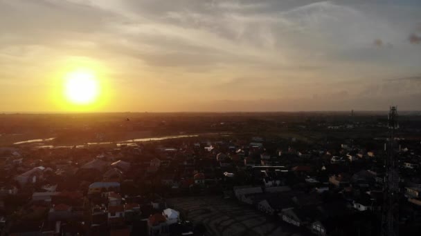 Descendiendo Cerca Cometas Juguetonas Volando Con Increíble Puesta Sol Fondo — Vídeos de Stock