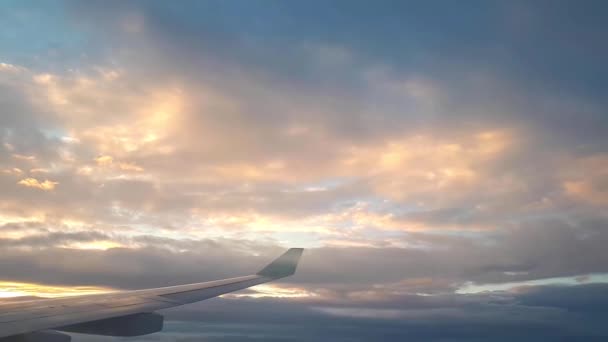 Vliegtuig Dat Door Wolken Vliegt Tijdens Zonsopgang Europa — Stockvideo