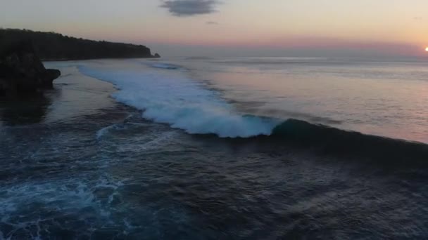 Unikalne Ujęcie Stóp Fali Łamie Brzeg Natura Otwarty Ocean Niesamowity — Wideo stockowe