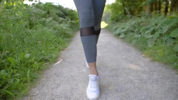 Vista Cerca Una Mujer Pies Como Ella Comienza Correr Camino — Vídeos de Stock