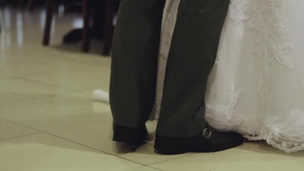 Close Dos Pés Noiva Noivo Enquanto Dança Primeira Valsa — Vídeo de Stock