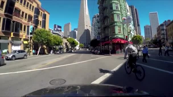 Mobil Yang Disusul Oleh Pengendara Sepeda Pusat Kota San Francisco — Stok Video