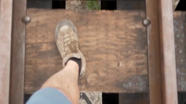 Tren Köprüsünde Yürüyen Bir Adam Demiryolu Rayları Bağlardan Geçerek Vadiye — Stok video