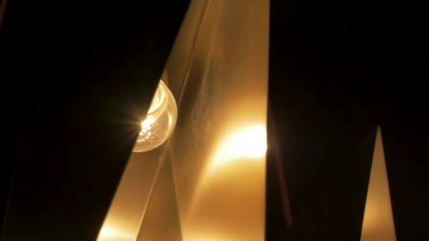 Aangepaste Geanodiseerd Goud Staal Origami Geïnspireerd Hanger Led Verlichting Hoekige — Stockvideo