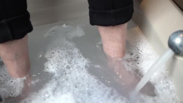Llenar Baño Pies Con Agua Burbujas Una Clínica Pediátrica — Vídeo de stock