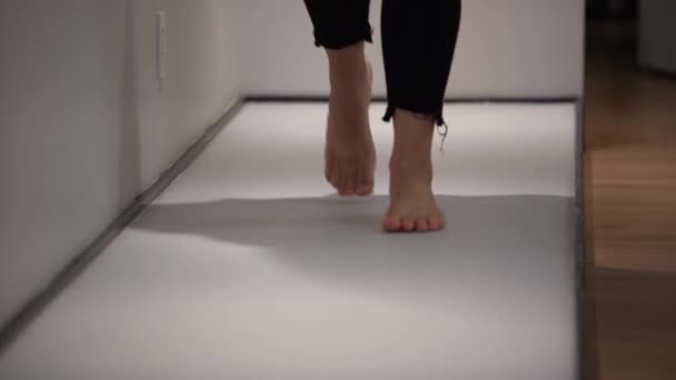 在儿科诊所赤脚行走的妇女 — 图库视频影像