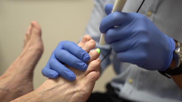 在儿科诊所接受脚指甲激光治疗的妇女 — 图库视频影像