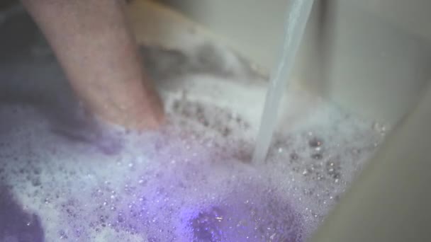 Remplissage Bain Pieds Avec Eau Des Bulles Dans Une Clinique — Video