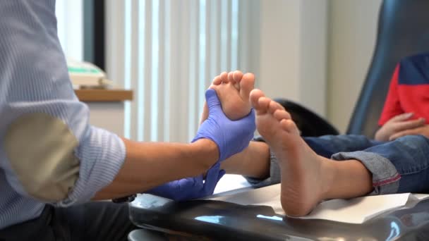 Fußuntersuchung Beim Kinderarzt — Stockvideo