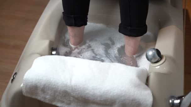 Femme Prenant Bain Pieds Dans Une Clinique Pédiatrique — Video