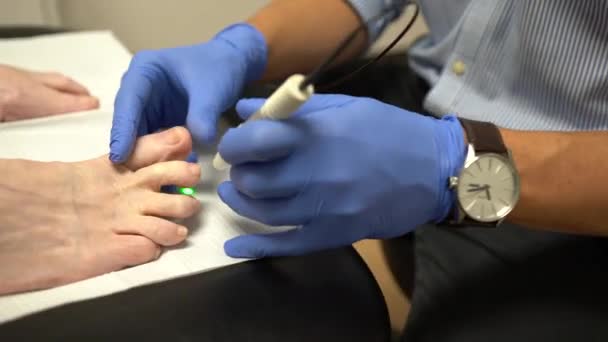 Mulher Recebendo Tratamento Laser Para Pés Uma Clínica Pediátrica — Vídeo de Stock