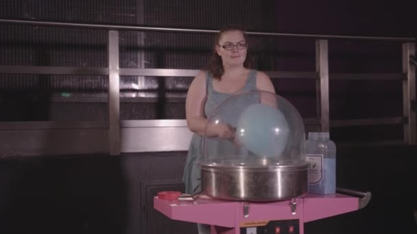 Rapaz Feliz Recebendo Doce Floss Vendedor Feminino — Vídeo de Stock