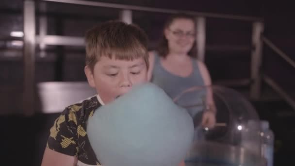 Jonge Jongen Gelukkig Eet Candy Floss Glimlacht — Stockvideo