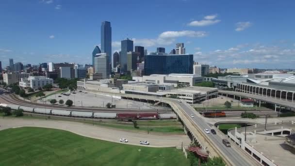 Proste Ujęcie Panoramy Dallas Texas Trawnika Reunion Tower Przejeżdżającym Pociągiem — Wideo stockowe