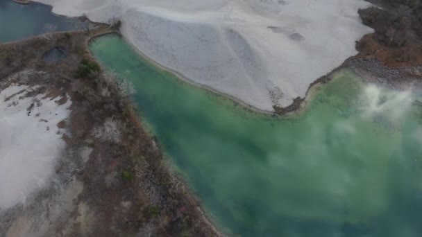 Survei Drone Udara Atas Tumpukan Obrolan Besar Dan Kolam Air — Stok Video