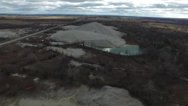 Letecké Průzkumy Dronů Nad Velkými Hromadami Chatu Těžkými Kovově Zbarvenými — Stock video