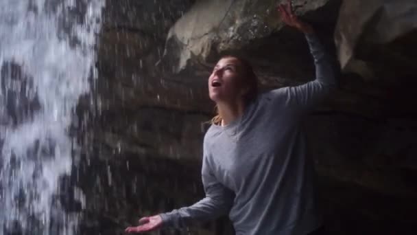 女の子と彼女の滝のショットは このショットは 希望に満ちたままになります — ストック動画
