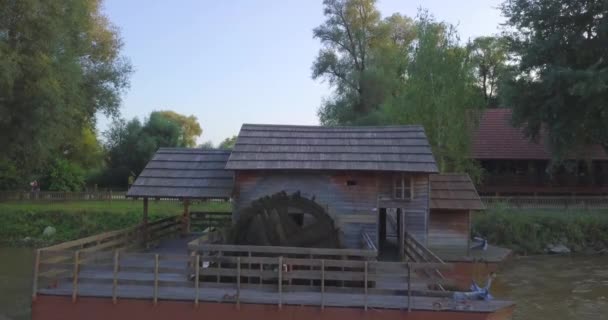 Panning Colpo Del Mulino Sul Fiume Mura Impressionante Ruota Idraulica — Video Stock