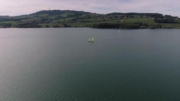 Vuelo Sobre Los Veleros Día Nublado Lago Gruyre Suiza — Vídeos de Stock