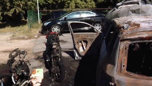 Yangından Sonraki Araba Açık Kapüşonlu Yanmış Bir Araba Yangından Sonra — Stok video