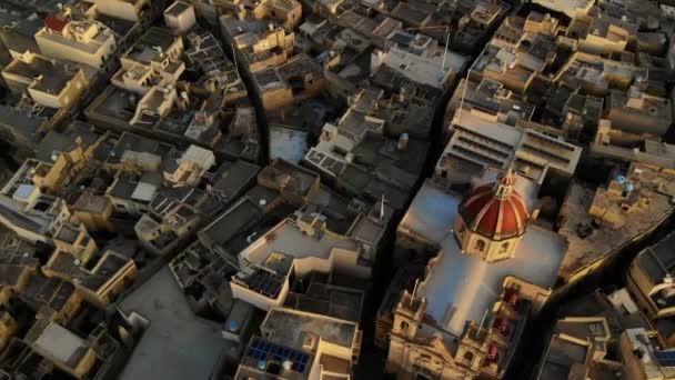 ビクトリア マルタで暖かい日に美しいセントジョージ大聖堂の空中オーバーヘッドショット — ストック動画
