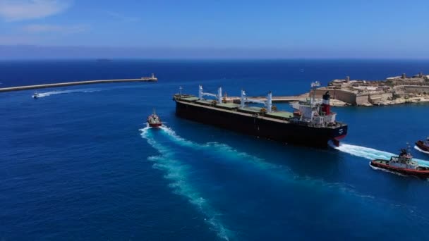 Unieke Luchtopname Van Een Reusachtig Vrachtschip Dat Haven Van Valetta — Stockvideo